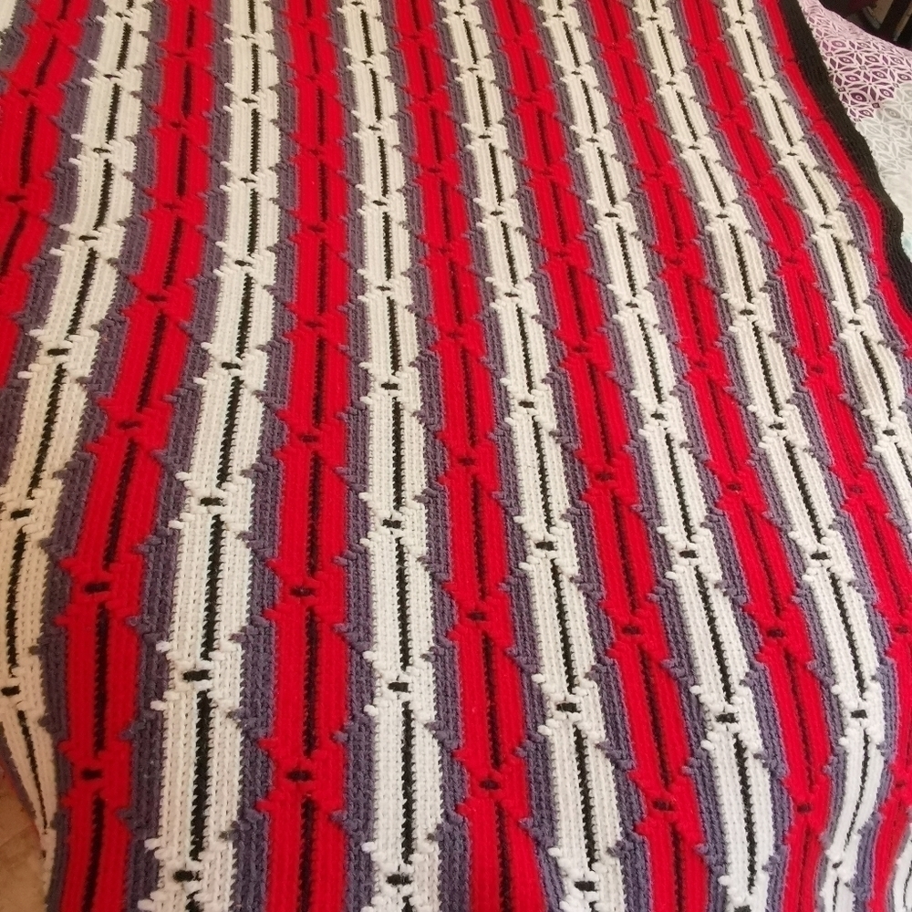 Stunning Cosy red grey throw/blanket - Picture 5 of 8